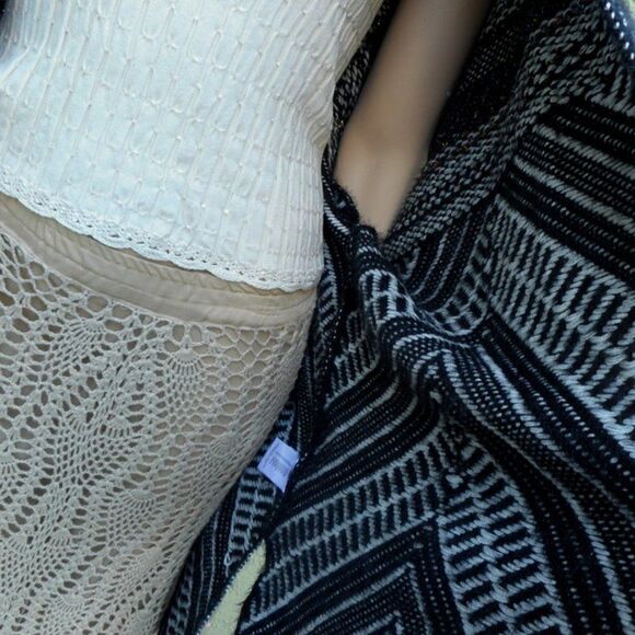 NWOT Black & White Kimono Sweater with Multi-Luminescent Threads Size Medium - Picture 5 of 16